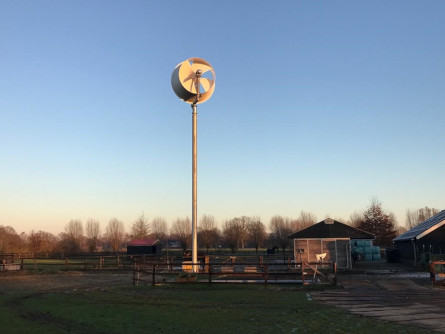 Windturbine op een boerderij